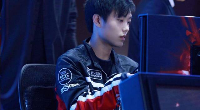 “为保障运动员的身体健康和长远发展，我们决定让郑钦文退出本届全运会”